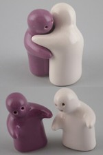 9946008 Ceramica Sale Agitatore Pepe Fantasmi Trova che Si Abbracciano Porpora -
