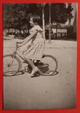 PHOTO FOTO BOLOGNA PARCO DELLA MONTAGNOLA BIMBA IN BICI 1940 - 50 C. ( F 17 )