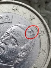 Moneta da 1€ Spagna 2001 con Eccesso di conio sui capelli del Re Juan Carlos I