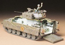Tamiya 35132 scala 1:35 US M2 Bradley veicolo fanteria kit modellino plastica