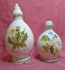 Due vecchi barattoli di erboristeria in ceramica risalenti agli anni 50 con qual