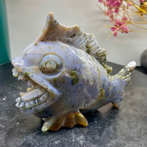 Statuina piranha scolpita