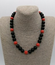 collana girocollo in onice nero naturale e sfere colore coralloi rosso e nero