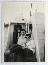 Deux jeunes femmes sur un bateau, flou - Photo vintage snapshot c. 1960