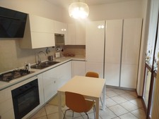 vendo cucina usata  con microonde e frigo incassati. senza lavastoviglie e forno