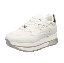 Queen Helena Sneakers Con