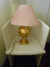 Lampada francese fine anni 1990 con paralume plissettato rosa, base oro e pietre