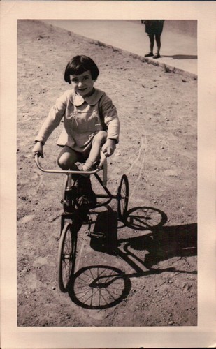 Anni bambina su - bambina, triciclo