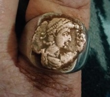 anello antico con moneta