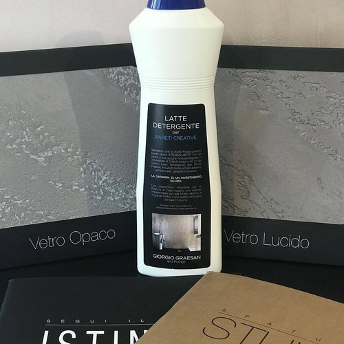 Latte detergente per pitture