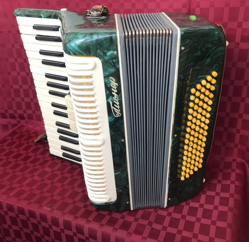 Fisarmonica vintage sovietica