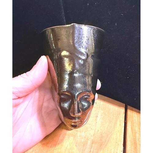 Scultura busto faccia parete