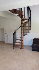 scala a chiocciola circolare, ingombro totale 140 cm, gradini in noce massello