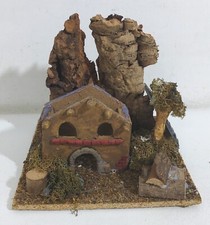 87340 Pastorello Presepe - Casetta in legno e sughero - 15x15 cm