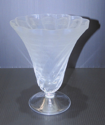 Tres joli fin vase cristal - &,