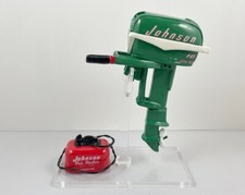 MOTORE FUORIBORDO MINIATURA, VERDE 1955 JOHNSON 10 CV, CON ESPOSITORE ACRILICO