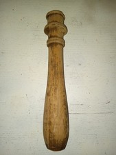 Colonna marrone tornita