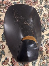 Sella Aerox Originale Nera in Pelle con Segni di Usura