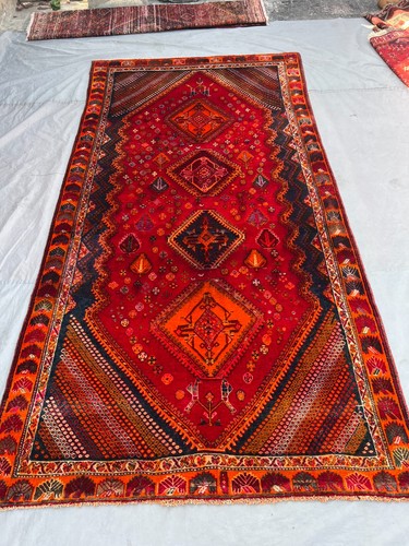 Tappeto rosso vintage tribale