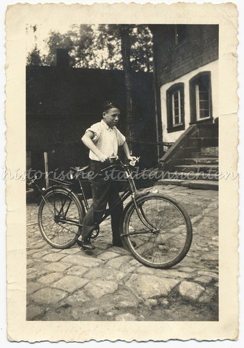 Ragazzo con bicicletta - ,