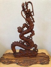 Statua in legno drago nascente