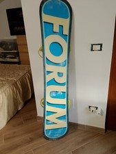 Tavola da snowboard marca Forum con attacchi 