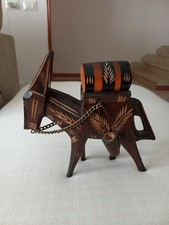Asino in legno intagliato a mano con barile e secchi ai lati vintage anni 70