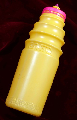 Bottiglia acqua gialla vintage
