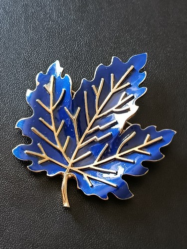 Rare signed trifari blue - signed,