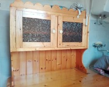 mobili  e credenze tirolesi in legno chiaro di abete