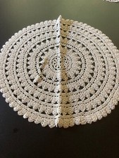 Çentrino rotondo fatto a mano all'uncinetto