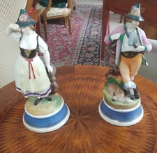 Coppia di statue, con tipici costumi, realizzabili come lumi (con foro)