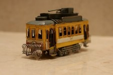 Statuina giocattolo in latta