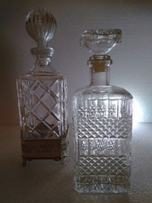 COPPIA DI BOTTIGLIE IN CRISTALLO DA LIQUORE, UNA CON BASE ARGENTO