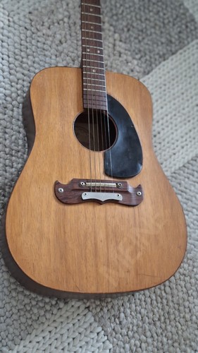 Vecchia chitarra acustica - vecchia,