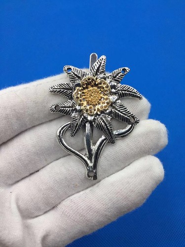 Spilla medaglia fiore