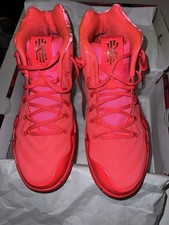 Tappeto rosso Nike Kyrie 4
