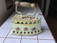 VECCHIO FERRO DA STIRO IN GHISA DIPINTO A MANO E DECORATO