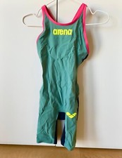 Costumone Arena Power Skin Carbon Air vestibilita posteriore chiusa.