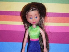 Our Generation bambola in miniatura pieghevole AG Minis casa delle bambole capelli castani verde blu