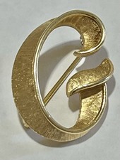 Spilla Trifari Lettera G