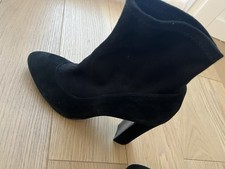 Tronchetto Donna in Pelle Nera scamosciata con Tacco 10  – Eleganti e Versatili