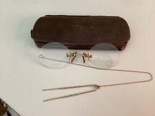 Antichi occhiali da donna per