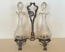 Bellissimo set cruet Art Nouveau in metallo argentato goffrato e cristallo inciso