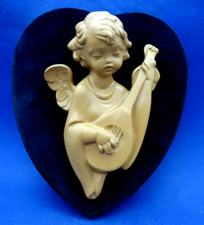 ANGELO ANGIOLETTO IN TERRACOTTA SU CUORE DI LEGNO RIVESTITO IN VELLUTO -