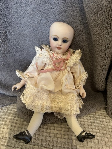 Jolie poupee mignonnette - jolie,