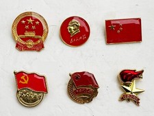 6 distintivi: Mao, bandiera