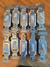 Lotto 10 interruttori a levetta a tre vie (9 - Eaton 1 - Cooper)