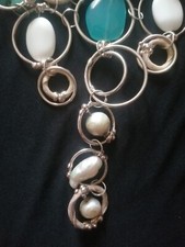 Collana composta da cerchi intrecciati e da pietre semi-preziose. Lunghezza:42 C