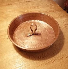 Originale e vecchio centro tavola in rame dal diametro di cm 31